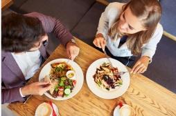 Alimentation : accompagnés par une femme, les hommes mangent davantage 