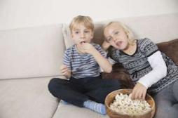 Femmes enceintes : manger devant la télé favorise l'obésité de l'enfant