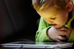 Les parents recourent souvent aux tablettes pour calmer les enfants 