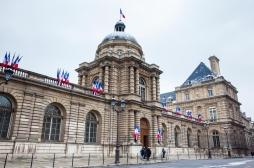 PFAS : le Sénat vote l'interdiction des polluants éternels dans les cosmétiques et les vêtements