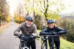 Faire du vélo électrique améliorerait la santé mentale des seniors