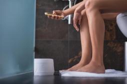 Utiliser son smartphone aux WC augmente le risque d’hémorroïdes
