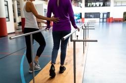 Prothèse de hanche : la vitesse de marche avant l’opération prédit le rétablissement futur