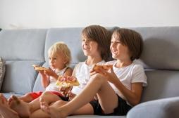 Avoir la télé allumée pendant les repas retarde les enfants