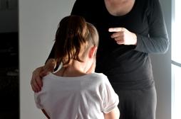 Une éducation trop sévère perturbe la régulation du stress de l’enfant