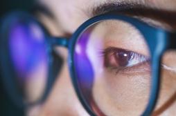 Les lunettes anti-reflets bleus ne protègeraient pas vos yeux