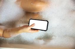 Électrocution : il décède dans son bain à cause de son téléphone en charge 