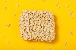 Un ado mange des nouilles instantanées crues et meurt 