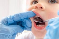 Grossesse : cette vitamine chez la maman réduit le risque de caries chez l’enfant