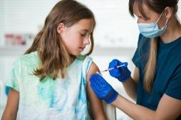 Méningocoques, papillomavirus : bientôt une double vaccination au collège ? 