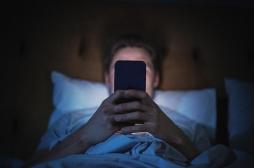 Plus on dort mal, plus on croit aux théories du complot