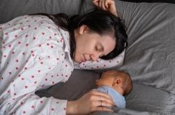 Une mère qui s’est endormie en allaitant son bébé le retrouve mort à son réveil