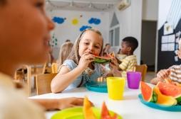 Obésité : l’OMS appelle à des repas plus sains dans les cantines scolaires