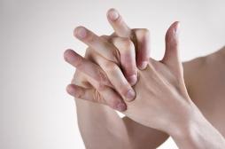 Le mystère des craquements de doigts résolue : y a-t-il vraiment un risque d'arthrite prématurée ?