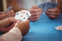 Démence : jouer aux cartes ou parier sur des courses de chevaux diminue les risques