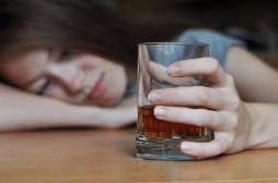 Les jeunes buvant de l’alcool seuls ont plus de risque d'en abuser à l’âge adulte 