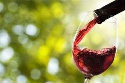 Vin rouge, vin blanc, cocktails... : quels sont les alcools les plus nocifs pour la peau ? 