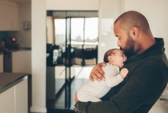 Congé paternité : il serait un allié du bien-être psychologique des hommes