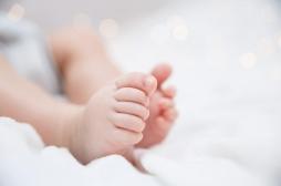 Bébés nés sans bras : une famille porte plainte contre X