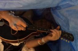 Cerveau : Jim Milot se fait opérer en jouant de la mandoline