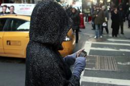 Plus d'un Français sur deux utilise son smartphone en traversant la rue