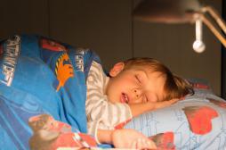 Sommeil : les enfants devraient dormir une heure et demie de plus