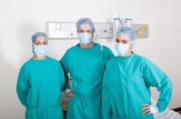 Hôpital : incorporer des petites particules de cuivre dans les blouses des médecins réduit la propagation des infections