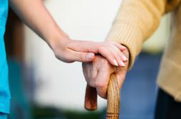 Alzheimer : les bénéfices d'une thérapie à domicile