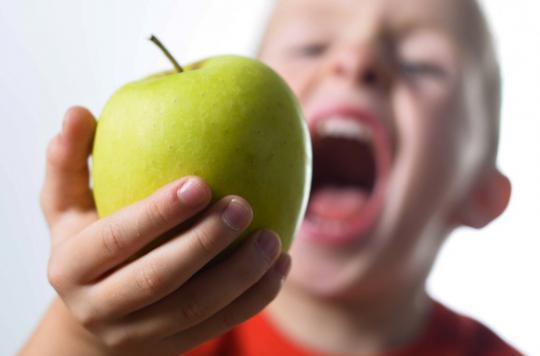 Alimentation : les enfants boivent trop de jus de fruits
