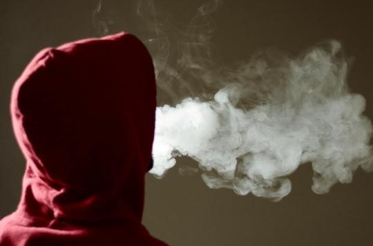 Les adolescents qui vapotent ont trois fois plus de risques de passer à la cigarette