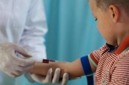 Prise de sang : comment rassurer les enfants qui ont la phobie des aiguilles ?